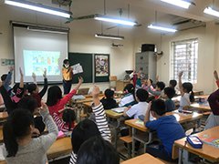 生徒の元気な声が飛び交う小学3年生の授業の様子の写真