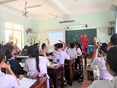 先生の質問に生徒たちの手が挙がります