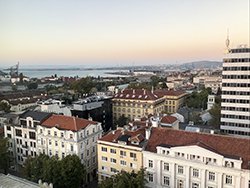 黒海沿岸の都市ブルガスの街並みの写真