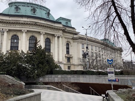 ソフィア大学の本部棟の写真