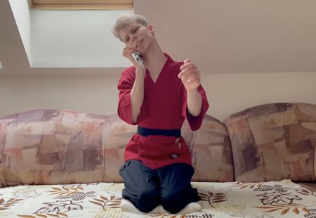 小噺を披露する和服姿の生徒の写真