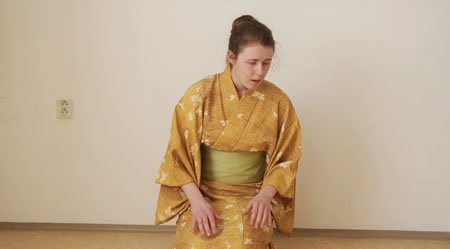 小噺を披露する和服姿の生徒の写真