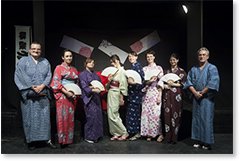日本語講座を新たに4コースに、落語にもチャレンジしている様子の写真