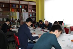 Picture of students studying Japanese enthusiastically at the off-site class at the library.