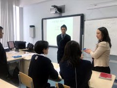 The picture of the Japanese-Language Specialist introduces a school bag factory in Kashihara in a demonstration class.