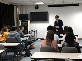 笈川先生の話を熱心に聞く受講生たちの写真