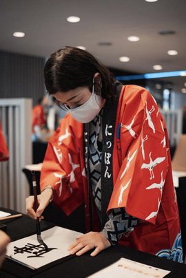 書道をする女性の写真