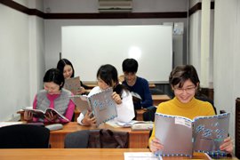 学習中の生徒の写真