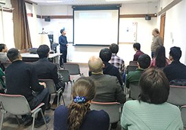 日本語でプレゼンテーションに挑戦する学習者の写真