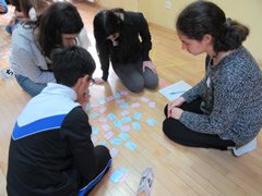 Picture of taking on the challenge of the Hyakunin Isshu card game