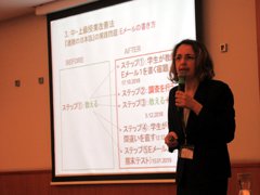 中東欧日本語教育研修会で発表するルクサンドラ・ライアヌ先生の写真