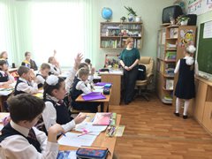 4番ギムナジウムでの日本語研究授業の様子の画像