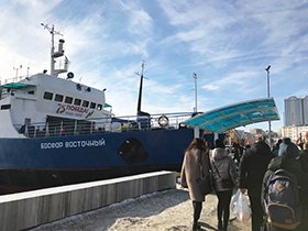 The picture of a ferry connecting Russky Island with the mainland