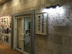 職員室で授業準備をする講師の画像