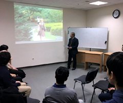 AThe picture of a presentation of a Marugoto course