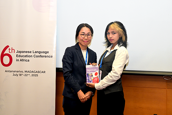 会場で辞書を手に持つ女性