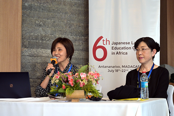 壇上テーブルの前に座る二人の女性