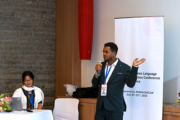 マイクを手話をする男性