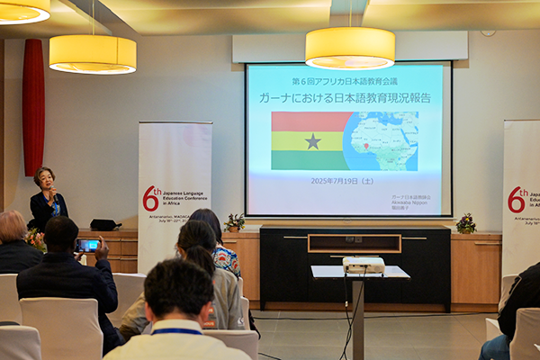 ガーナの資料が投影されたスクリーン