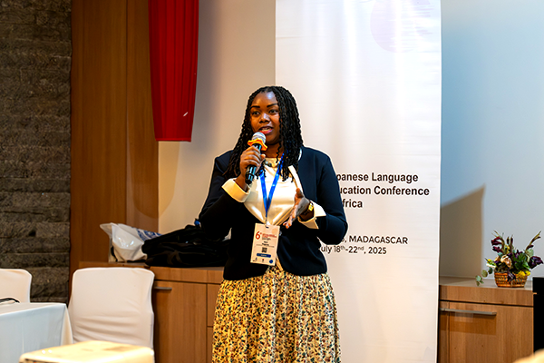 マイクを手に話す女性