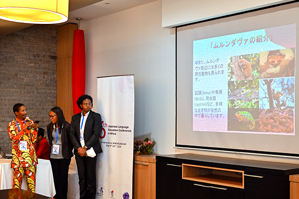 3名の人物が会場の前に立ち発表をしている