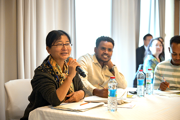 マイクを手に発言する女性