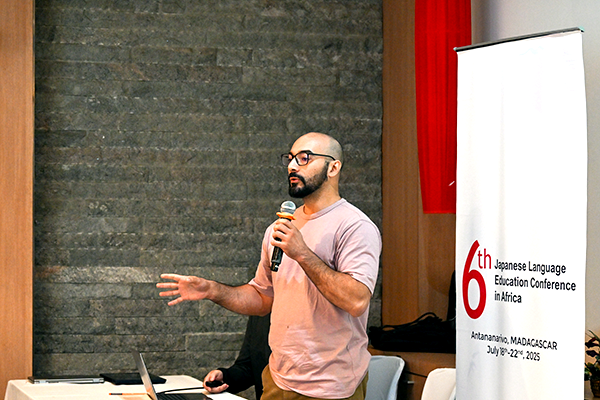 席から立って発言する男性