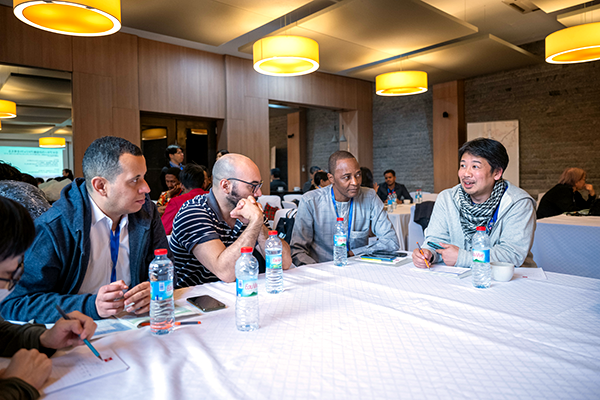 4、5名づつテーブルを囲んだディスカッション