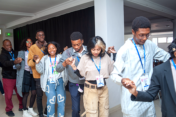 参加者が男女ペアになってダンスをしている