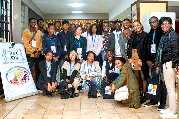 お店のバナースタンドの隣で記念撮影