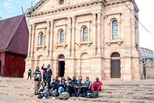 建築物の前での記念撮影