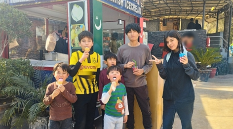 遠足で6人の子どもたちがアイスクリームを食べている