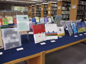図書館：様々な言語のポートフォリオ展示写真