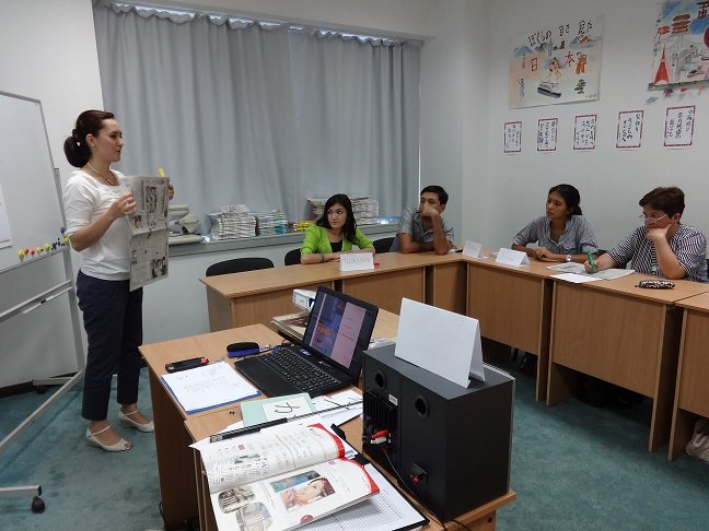 ウズベキスタン日本人材開発センターでの授業の写真