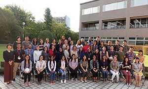 国際色豊かな基礎研修参加者43名と日本語国際センター専任講師・スタッフの集合写真