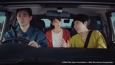 車内でスアンが職場の人と会話をするシーンの画像