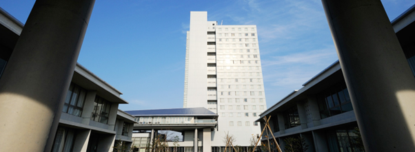 関西国際センターの建物を写した画像
