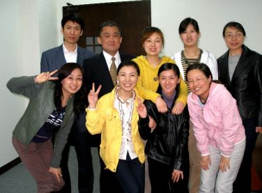 ビジネス日本語上級クラスの研修生と一緒の写真