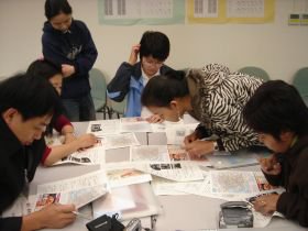 関西国際センターで熱心に研修に取り組む教師たちの写真1
