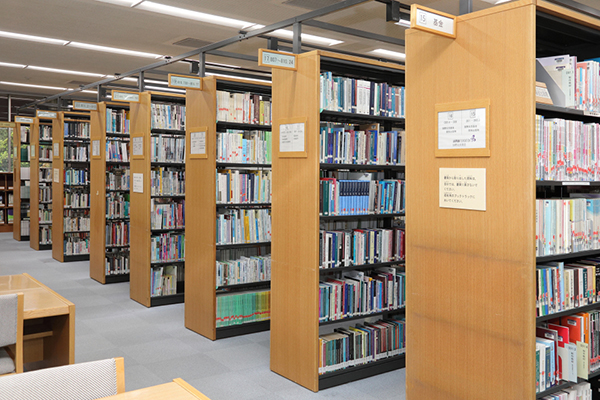 国際交流基金日本語国際センター図書館の本棚が8列ほど写っている