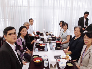 昼食会の様子の写真