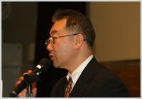 日本語事業部長の挨拶と講演の写真