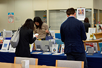 図書館での資料展示の様子の写真