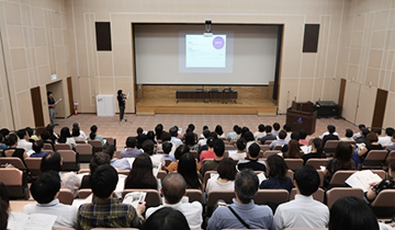 全体会会場の様子の写真