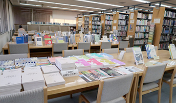 日本語国際センター図書館でのCEFR特別展示の写真