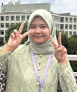 デシーさんのポートレイト　鶯色の衣装とヒジャブを着けた女性