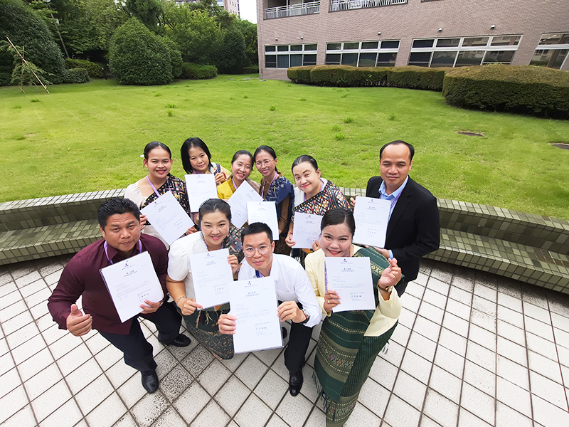 日本語教師研修に参加した参加者10人の集合写真