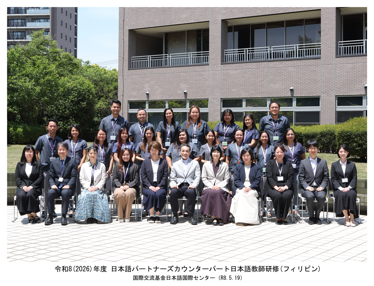 日本語教師研修に参加したフィリピンの教師と関係者の集合写真