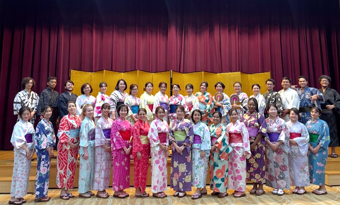 浴衣姿の参加者の集合写真