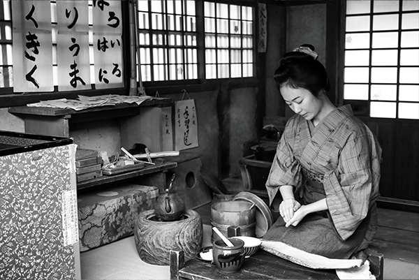 A scene from the movie Sekai no Okiku. There is a woman inside a Japanese house in Edo.